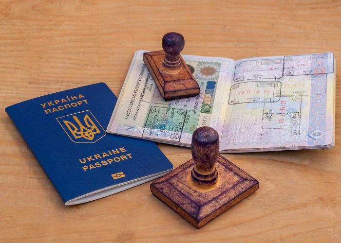 Visa dán thường chắc chắn hơn về mặt vật lý