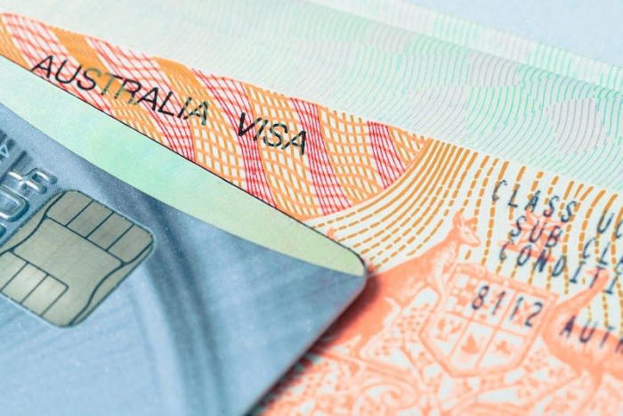 dịch vụ làm visa úc: Các giấy tờ minh chứng nhân thân gồm: Hộ chiếu, ảnh, căn cước công dân, sổ hộ khẩu cùng các hồ sơ khác.