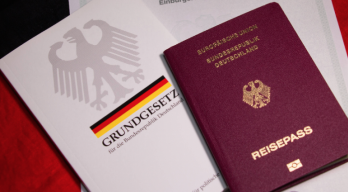 Thủ tục xin visa đi Đức thăm thân: Visa Schengen cần giấy tờ chứng minh lý lịch. 